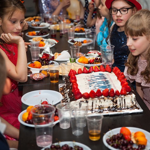 Хотите ярко и необычно отметить выпускной? Это можно сделать в студии Киношколы «ЛИК» в ТРК «Питерлэнд»!