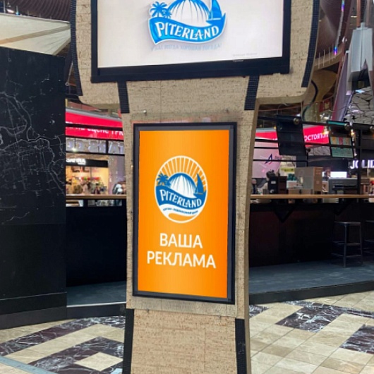 Малый медиаэкран   у эскалатора